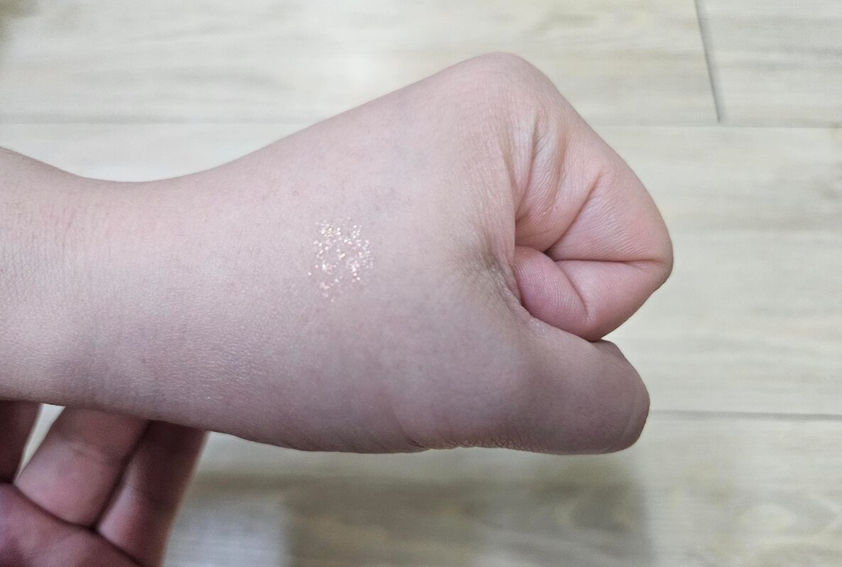 Dasique swatch pink glitter ngay sau khi to