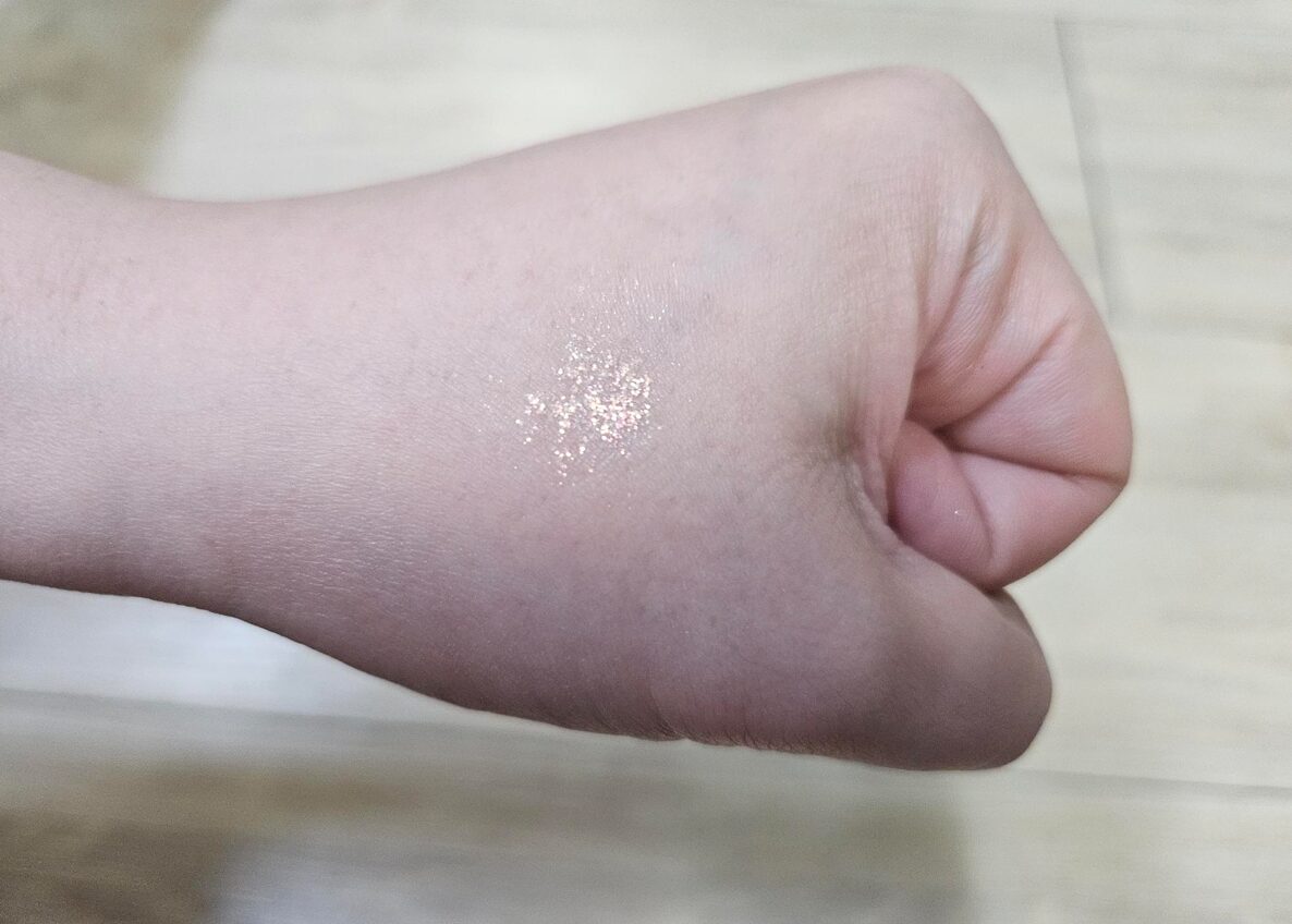 Dasique swatch pink glitter sau khi cham nhieu lan
