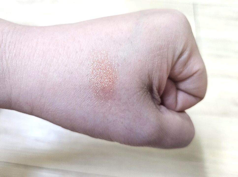 Dasique swatch coral brown sau khi cham nhieu lan