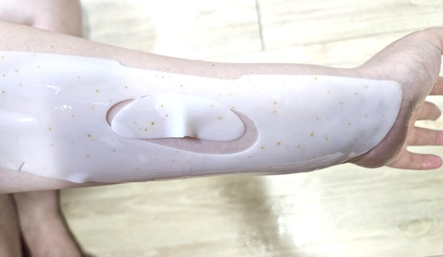 Cleaderm カプセルマスク 使用中 腕に貼った状態 オレンジカプセル