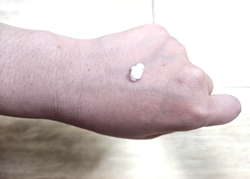acnon-cream-texture-before-spread