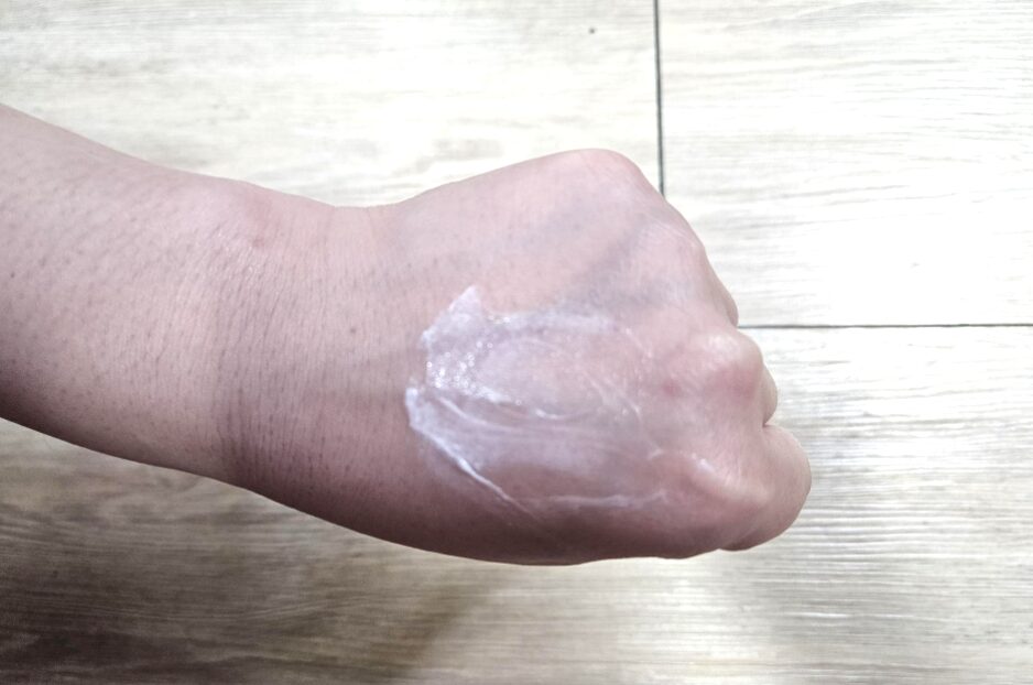 acnon-cream-texture-after-spread