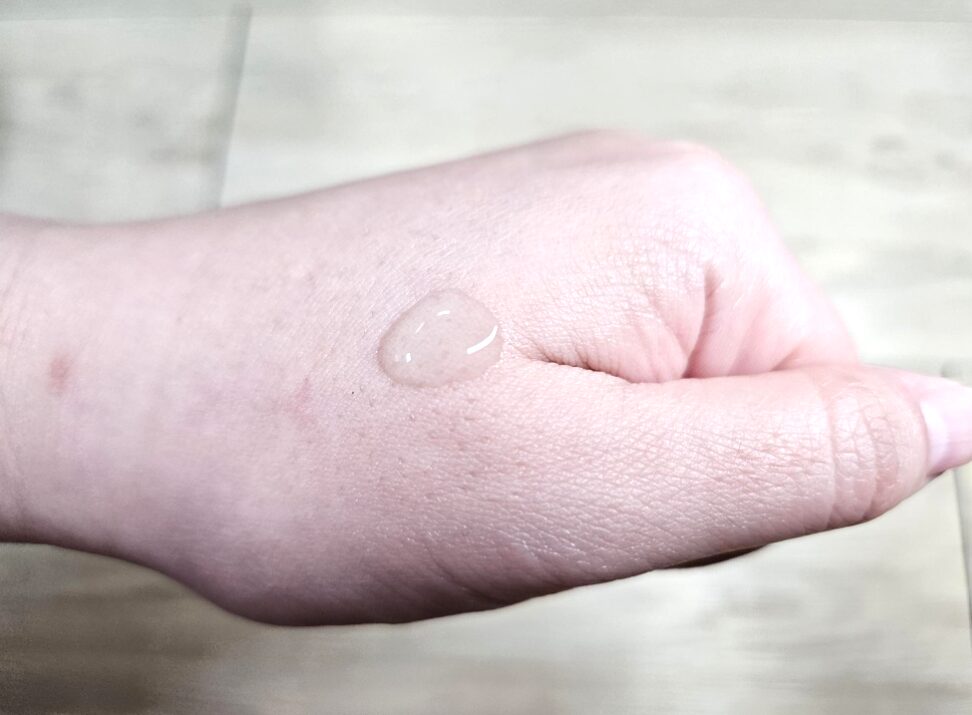 anua-pdrn-hyaluronic-acid-serum-texture-before-blending