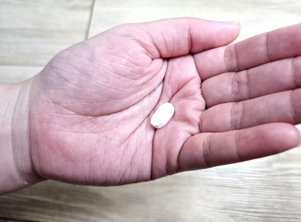 koryo-eundan-vitamin-d-white-tablet-on-hand