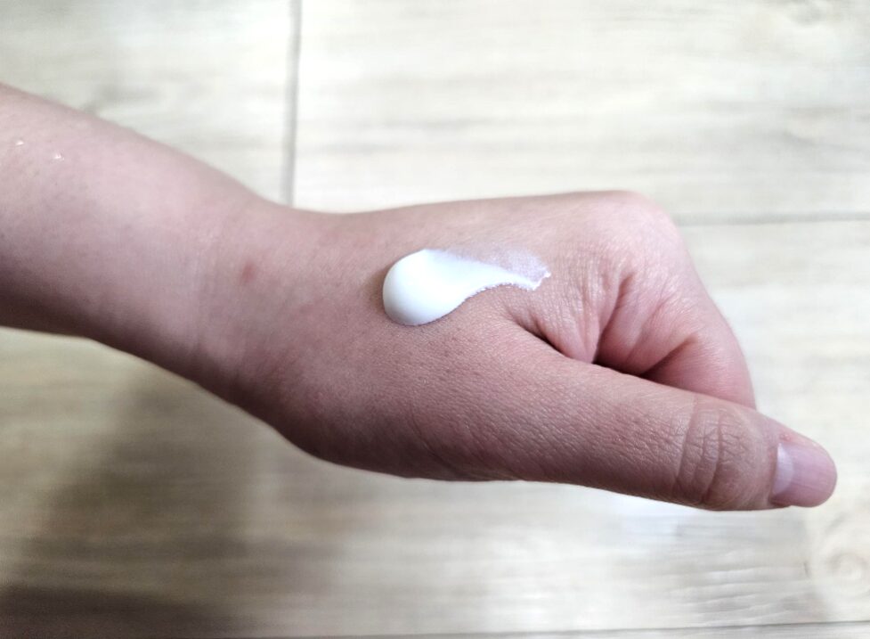 round-lab-birch-juice-sunscreen-texture-before-blending