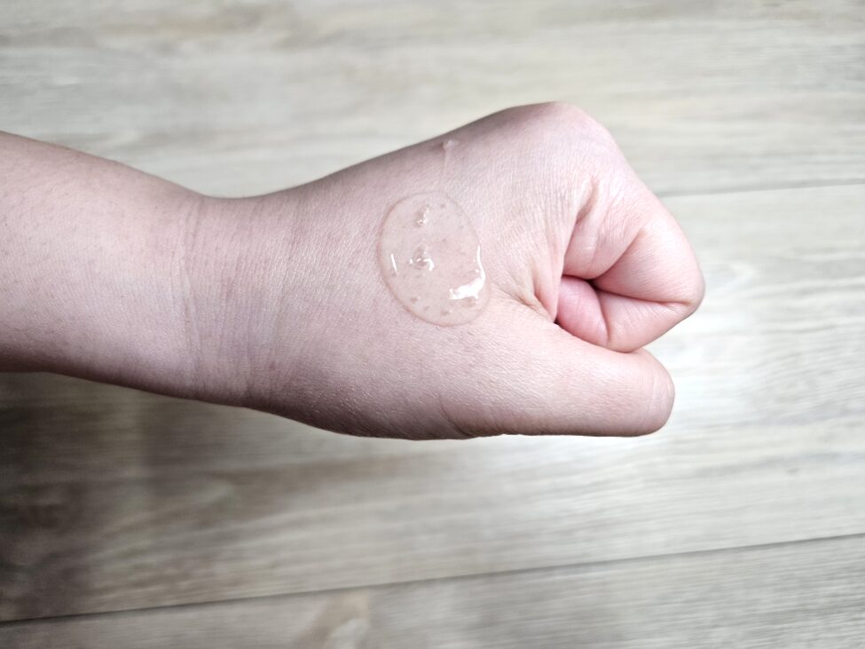 dermab-daily-moisture-body-wash-texture-before-lathering